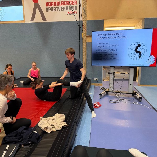 9 neue C-Trainer:innen im Team-Turnen ausgebildet