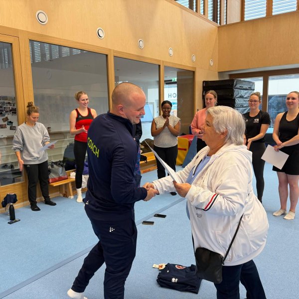 9 neue C-Trainer:innen im Team-Turnen ausgebildet