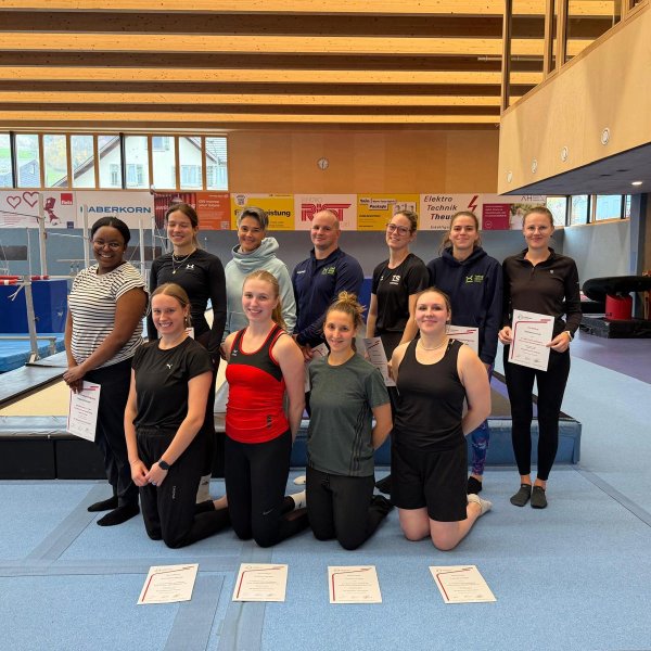 9 neue C-Trainer:innen im Team-Turnen ausgebildet