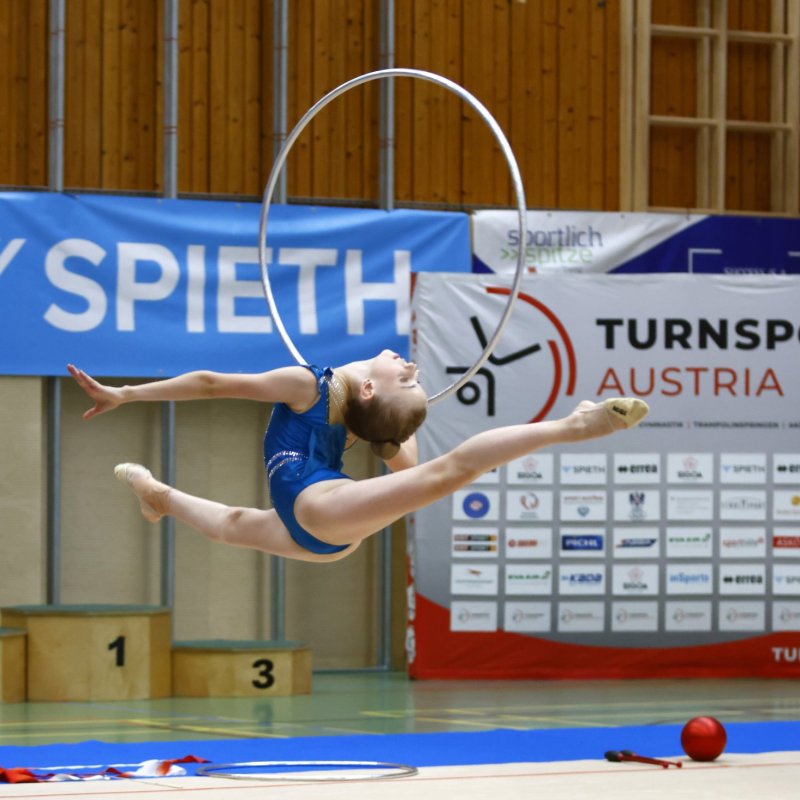 Elina Loacker punktet mit starker Reifenübung in Ljubljana